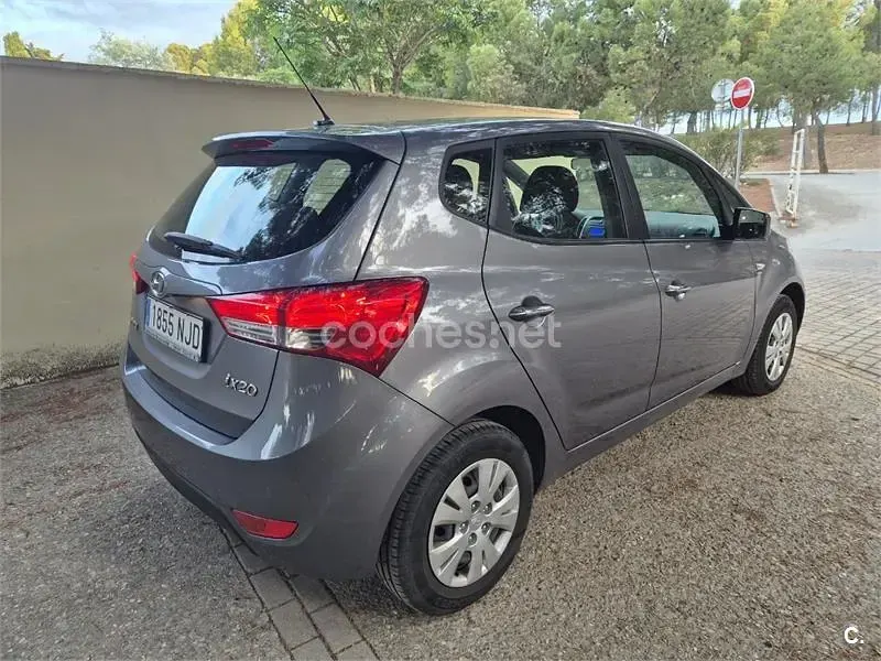 Usado Hyundai ix20 90 CV (66 kW) 2015 Gris / plata Utilitario