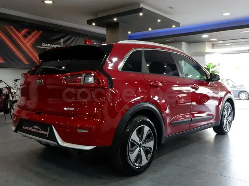 Usado Kia Niro 141 CV (103 kW) 2017 Granate SUV