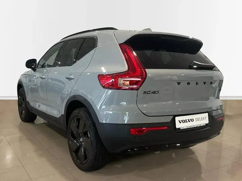 Usado Volvo XC40 Plus 163 CV (119 kW) 2025 Gris / plata SUV