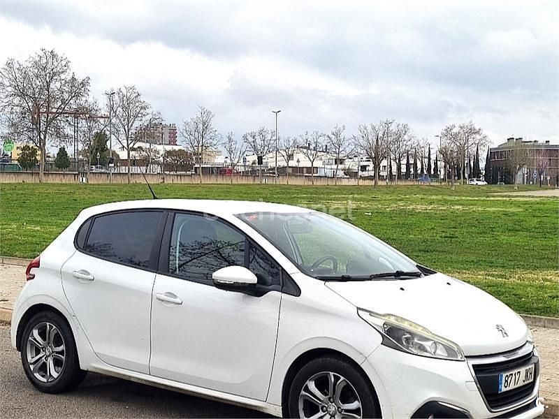 Usado Peugeot 208 Active 82 CV (60 kW) 2015 Blanco Utilitario