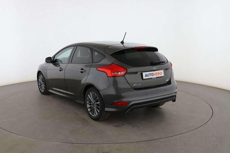 Usado Ford Focus ST-Line 126 CV (92 kW) 2018 Gris Berlina