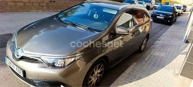 Usado Toyota Auris Hybrid Active 136 CV (100 kW) 2017 Beige Familiar