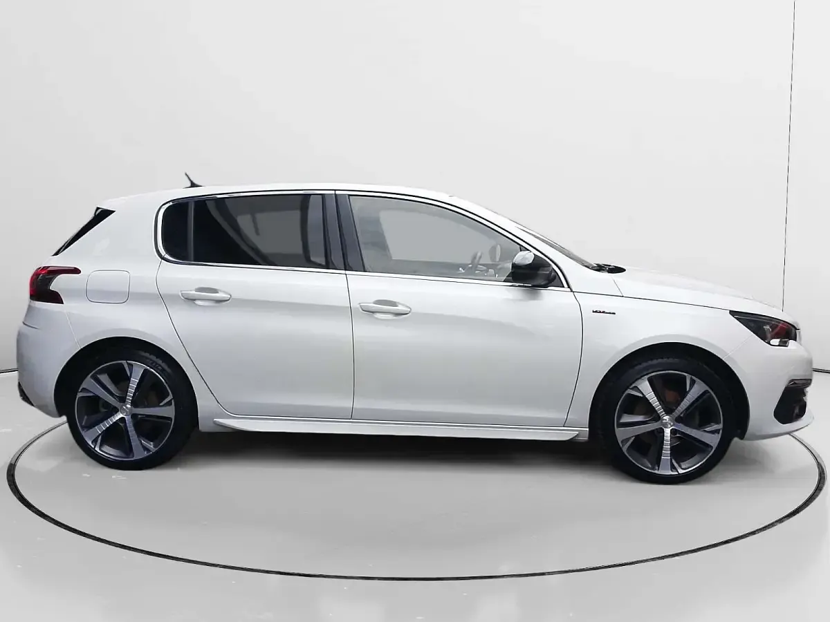 Usado Peugeot 308 GT-line 131 CV (96 kW) 2017 Negro Utilitario