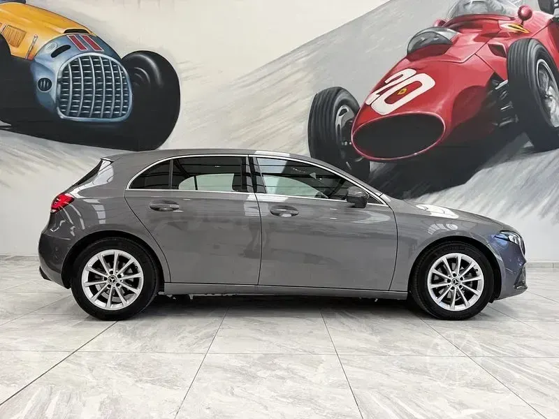 Usado Mercedes A180 136 CV (100 kW) 2020 Gris / plata Berlina