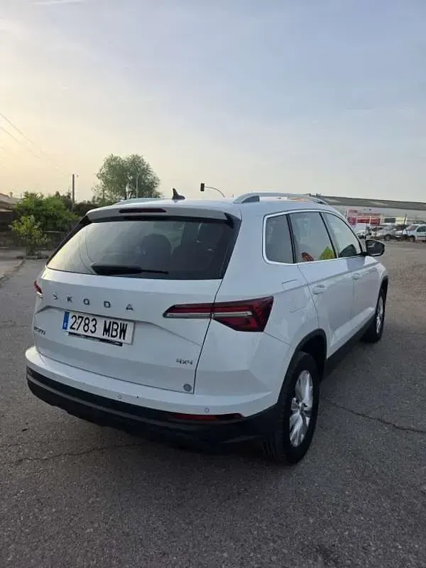 Usado Skoda Karoq Ambition 150 CV (110 kW) 2022 Blanco SUV