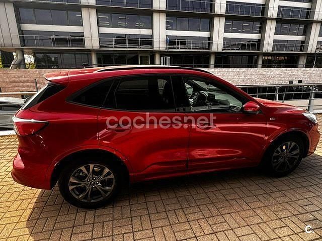 Usado Ford Kuga ST-Line 150 CV (110 kW) 2021 Granate SUV