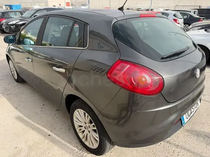 Usado Fiat Bravo Dynamic 120 CV (88 kW) 2008 Gris / plata Utilitario