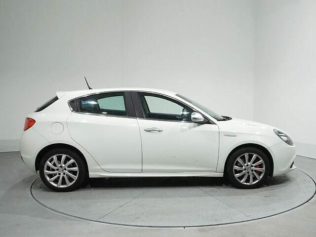Usado Alfa Romeo Giulietta Distinctive 105 CV (77 kW) 2012 Blanco Utilitario