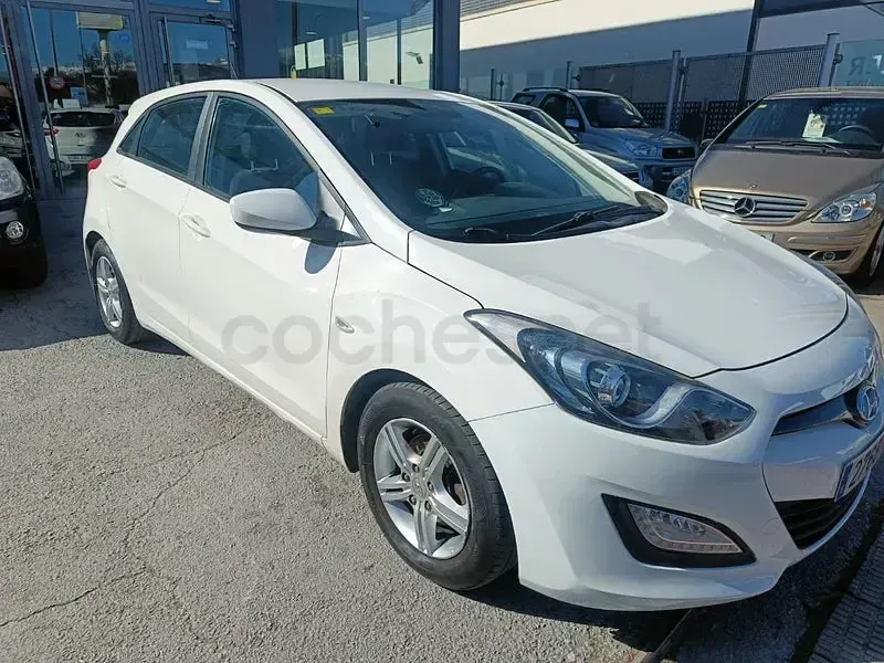 Begagnad Hyundai i30 90 HK (66 kW) 2013 Vit Sedan