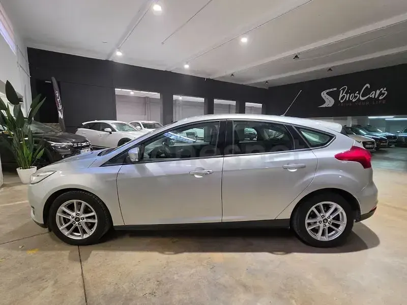 Usado Ford Focus Trend 120 CV (88 kW) 2016 Gris / plata Berlina