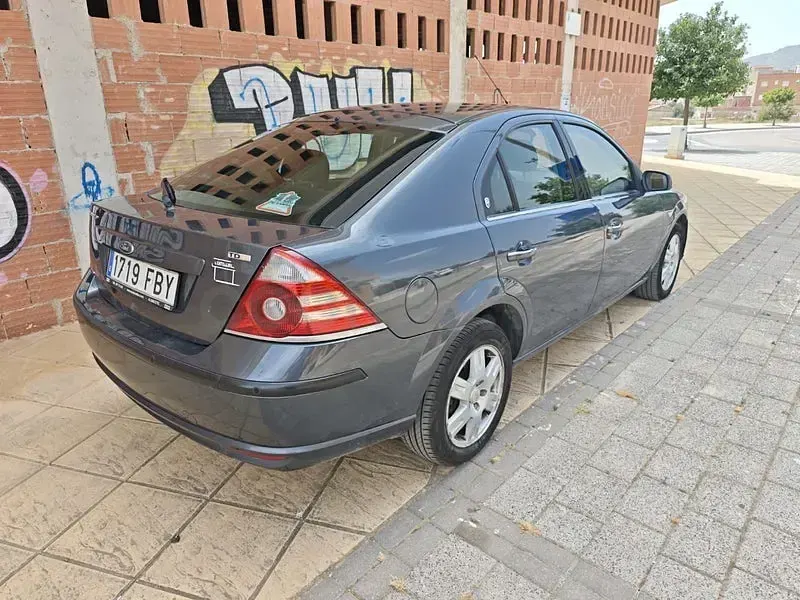 Usado Ford Mondeo Futura 130 CV (95 kW) 2006 Beige Berlina