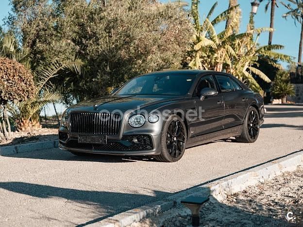 Usado Bentley Flying Spur 550 CV (404 kW) 2021 Gris / plata Berlina