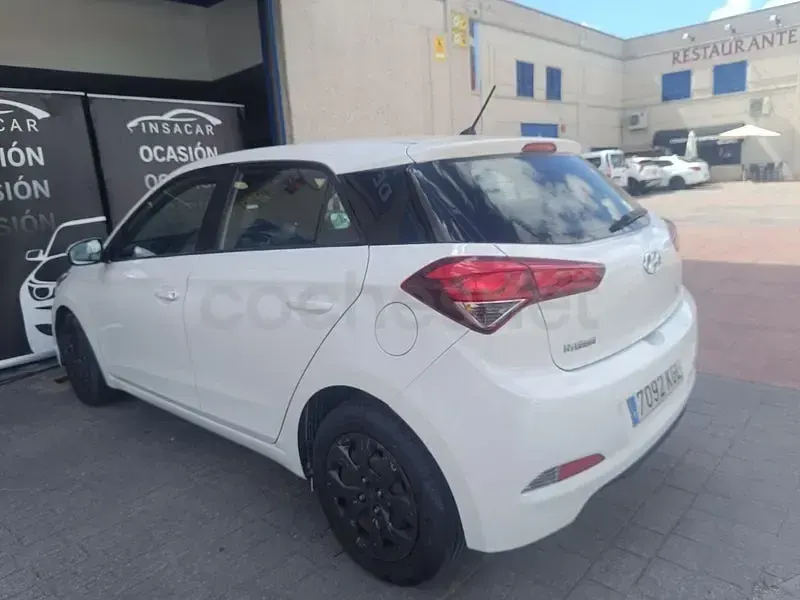 Usado Hyundai i20 84 CV (61 kW) 2018 Blanco Berlina