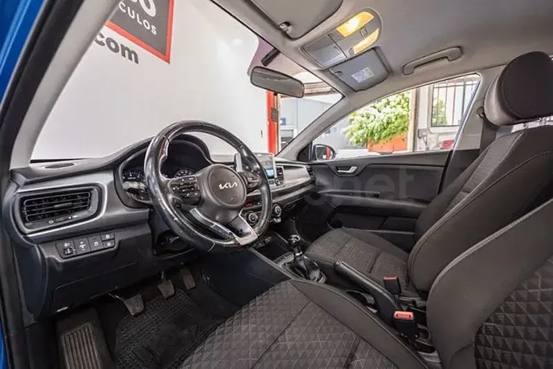 Usado Kia Rio 84 CV (61 kW) 2023 Azul Berlina