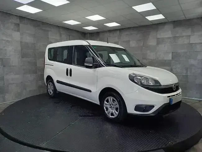 Usado Fiat Doblò 95 CV (69 kW) 2021 Blanco Monovolumen