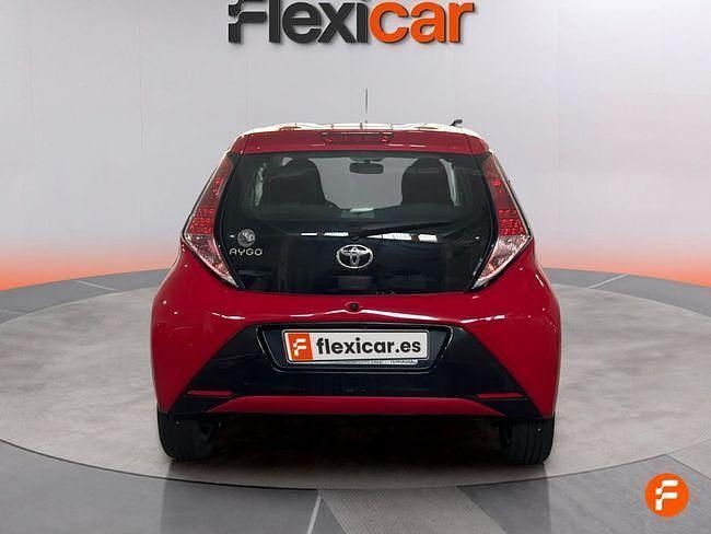 Usado Toyota Aygo X-play 69 CV (50 kW) 2016 Rojo Utilitario