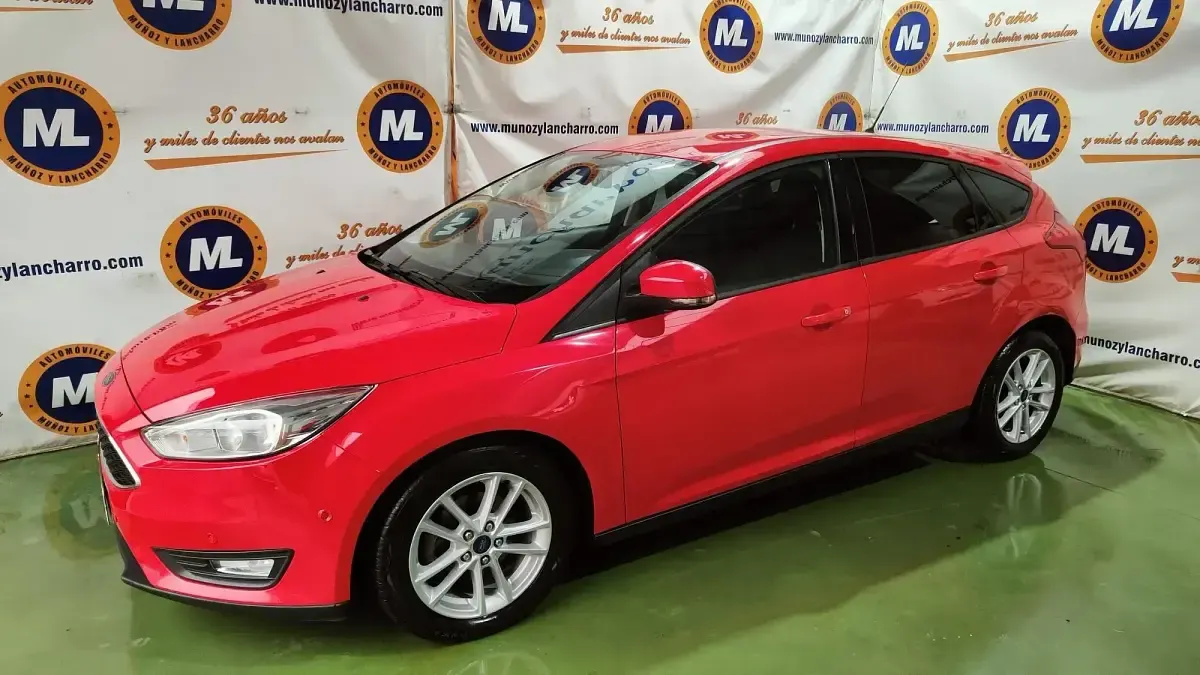 Usado Ford Focus Trend+ 125 CV (91 kW) 2017 Rojo