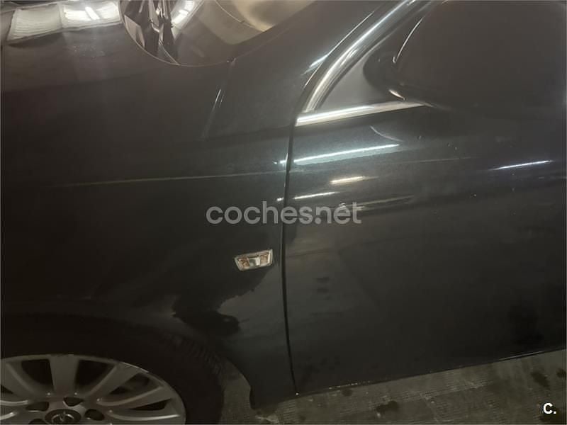 Usado Opel Insignia Sport 160 CV (117 kW) 2011 Negro Familiar