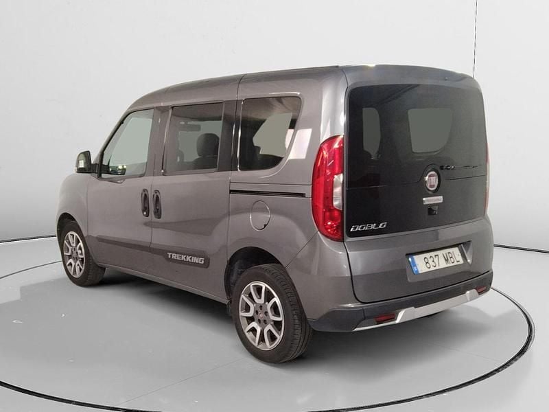 Usado Fiat Doblò Trekking 120 CV (88 kW) 2022 Gris Monovolumen