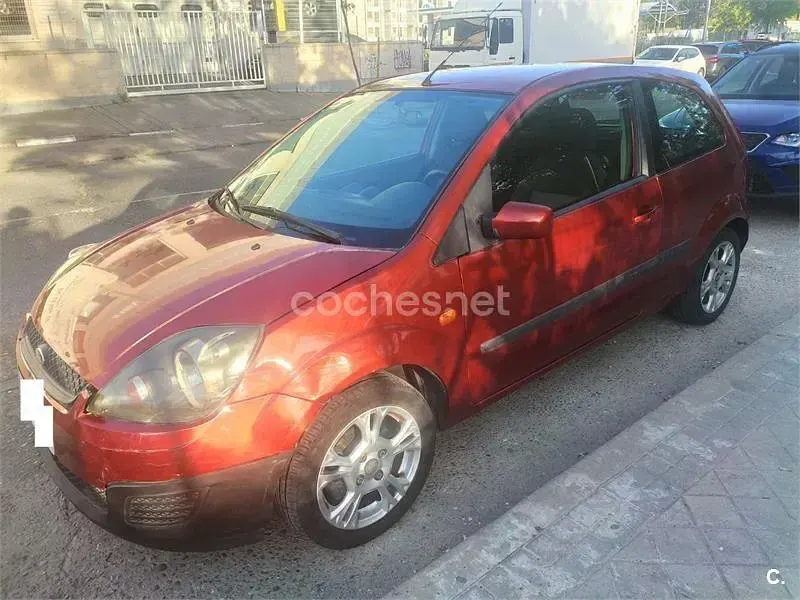 Usado Ford Fiesta Ambiente 70 CV (51 kW) 2007 Rojo Utilitario