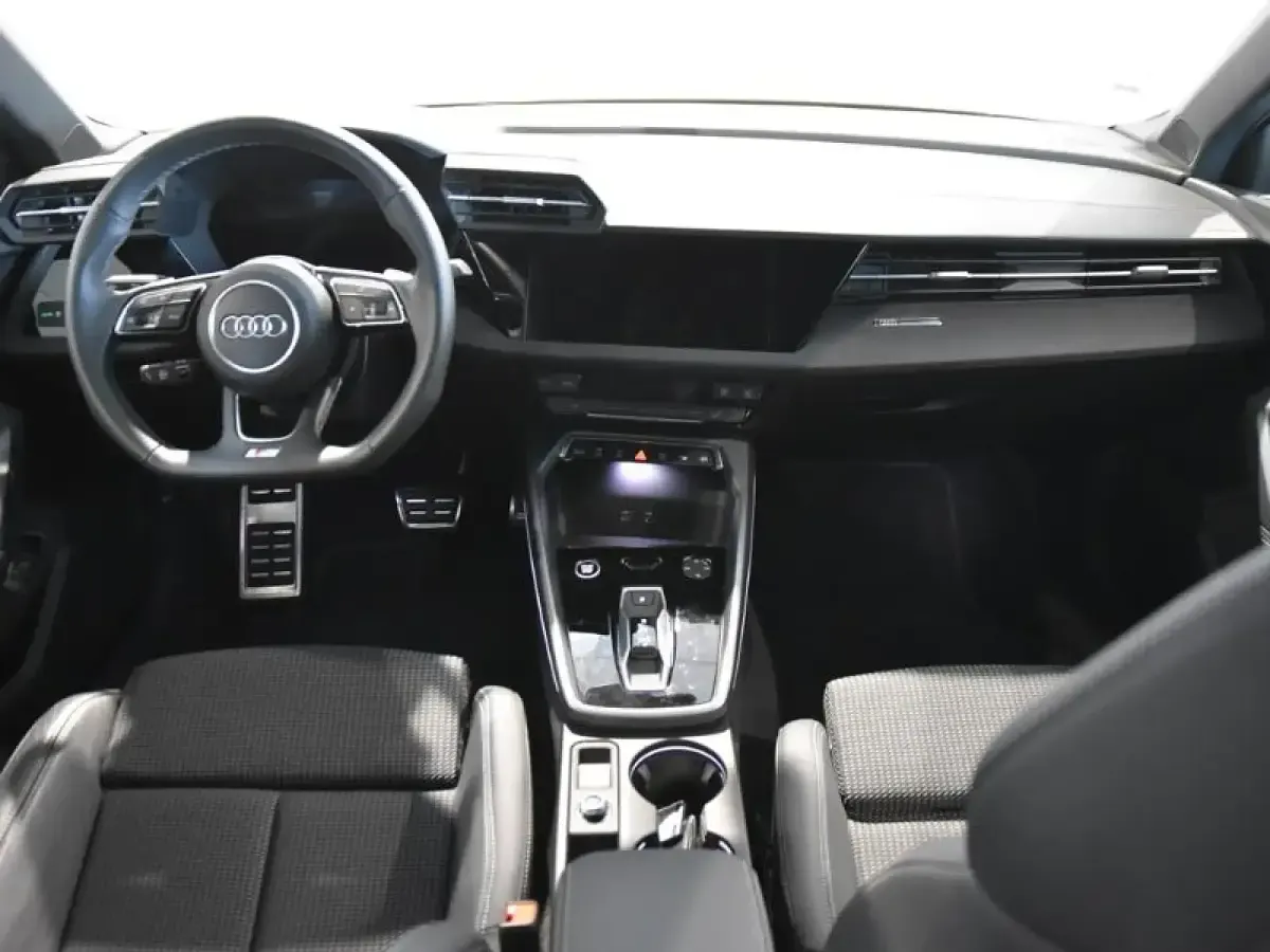 Usado Audi A3 S-Line 150 CV (110 kW) 2025 Gris/plata