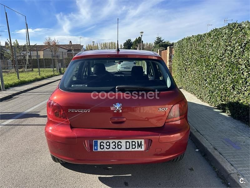 Usado Peugeot 307 90 CV (66 kW) 2004 Granate Berlina