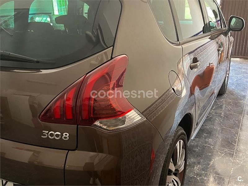 Usado Peugeot 3008 Style 115 CV (84 kW) 2014 Marrón Familiar
