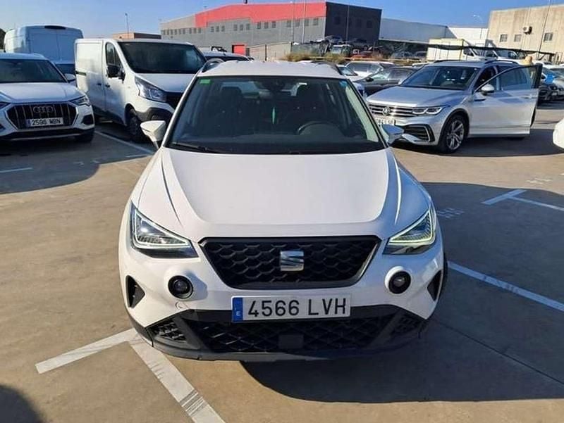 Usado Seat Arona Style Plus 110 CV (80 kW) 2021 Blanco SUV