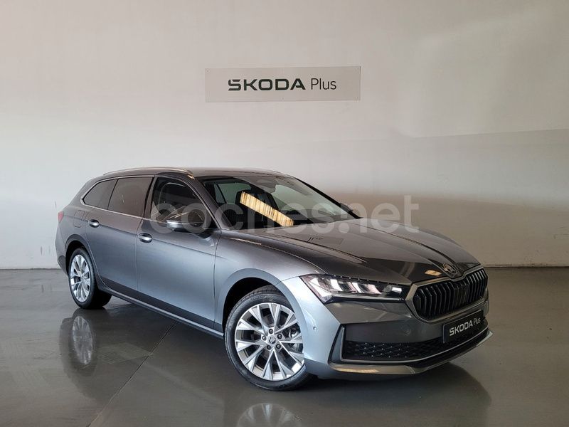 Usado Skoda Superb Selection 150 HP (110 kW) 2024 Cinzento Carrinha