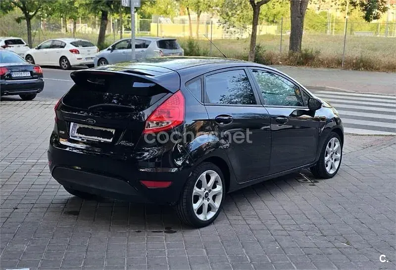 Usado Ford Fiesta Trend 95 HP (69 kW) 2011 Preto Sedan