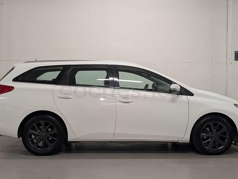 Usado Toyota Auris Business Edition 124 CV (91 kW) 2014 Blanco Familiar