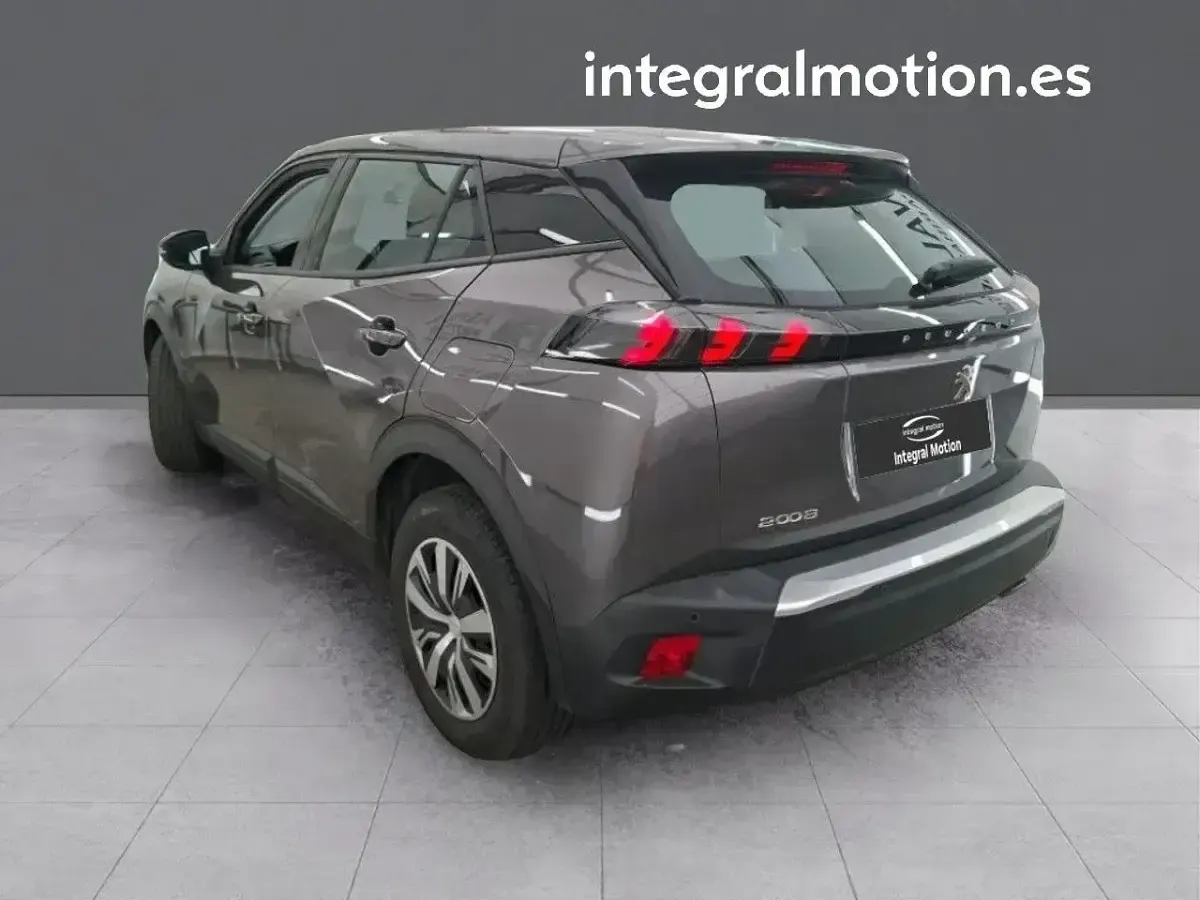 Usado Peugeot 2008 Allure 130 CV (95 kW) 2021 Gris SUV