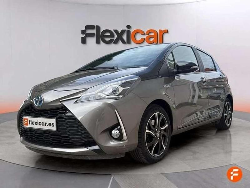 Usado Toyota Yaris Hybrid Active 100 CV (73 kW) 2018 Gris Utilitario