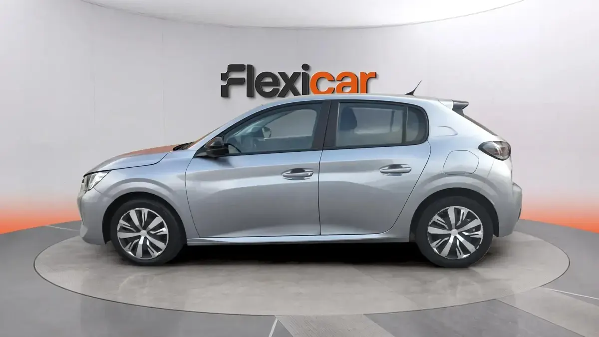 Usado Peugeot 208 Active 101 CV (74 kW) 2023 Gris Utilitario