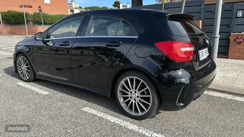 Usado Mercedes A180 109 CV (80 kW) 2013 Negro Utilitario