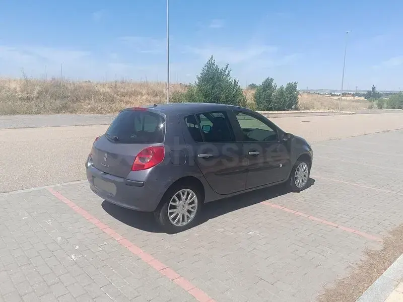 Usado Renault Clio II Exception 85 CV (62 kW) 2007 Gris / plata Berlina