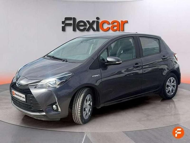 Usado Toyota Yaris Hybrid Active 99 CV (72 kW) 2019 Gris Utilitario
