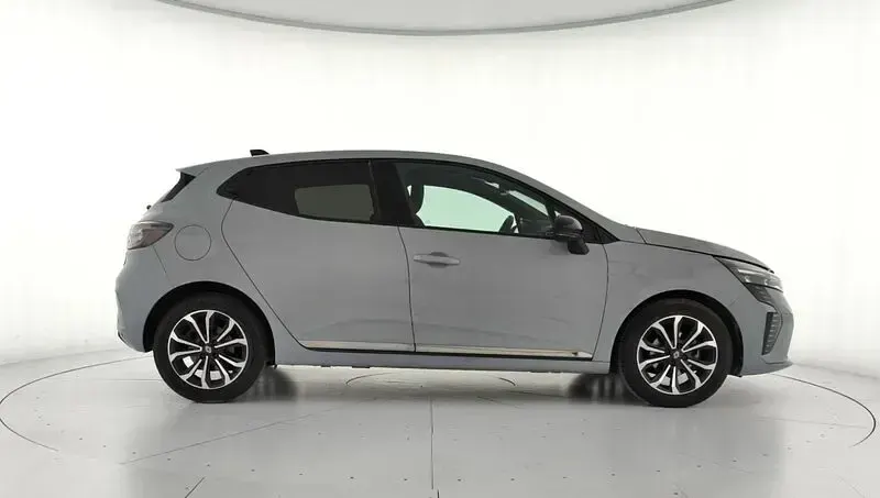 Usado Renault Clio V Techno 100 CV (73 kW) 2025 Gris Berlina