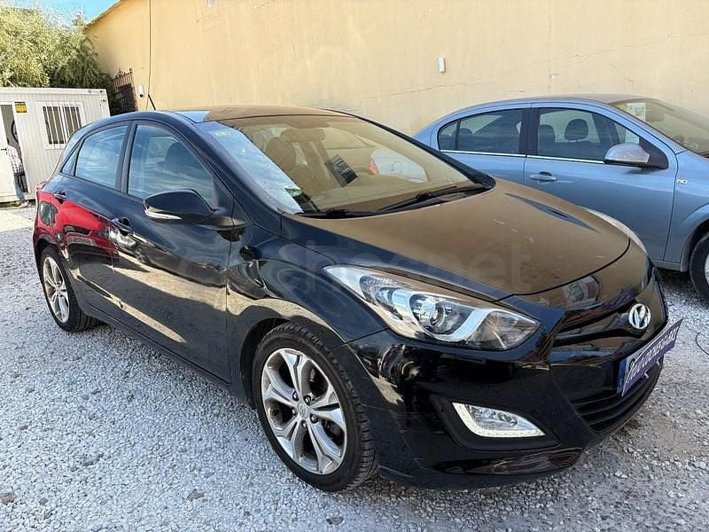 Usado Hyundai i30 110 CV (80 kW) 2012 Negro Berlina