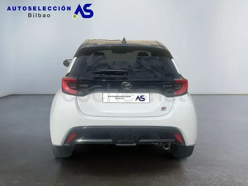 Usado Toyota Yaris Hybrid Plus 130 CV (95 kW) 2024 Blanco Berlina