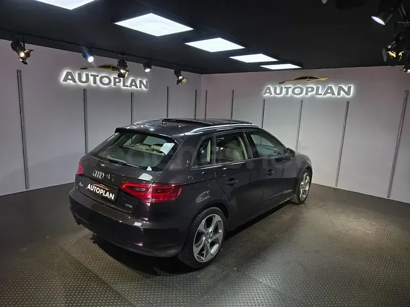Usado Audi A3 Ambition 122 CV (89 kW) 2013 Marrón Berlina