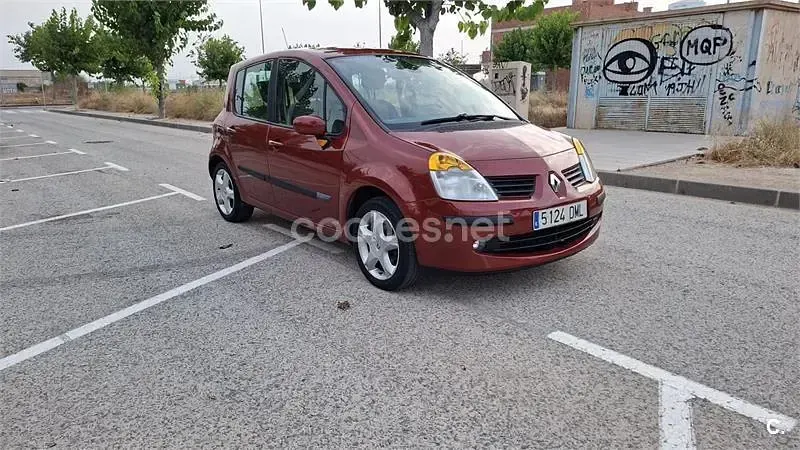 Usado Renault Modus Dynamique 80 CV (58 kW) 2005 Granate Monovolumen