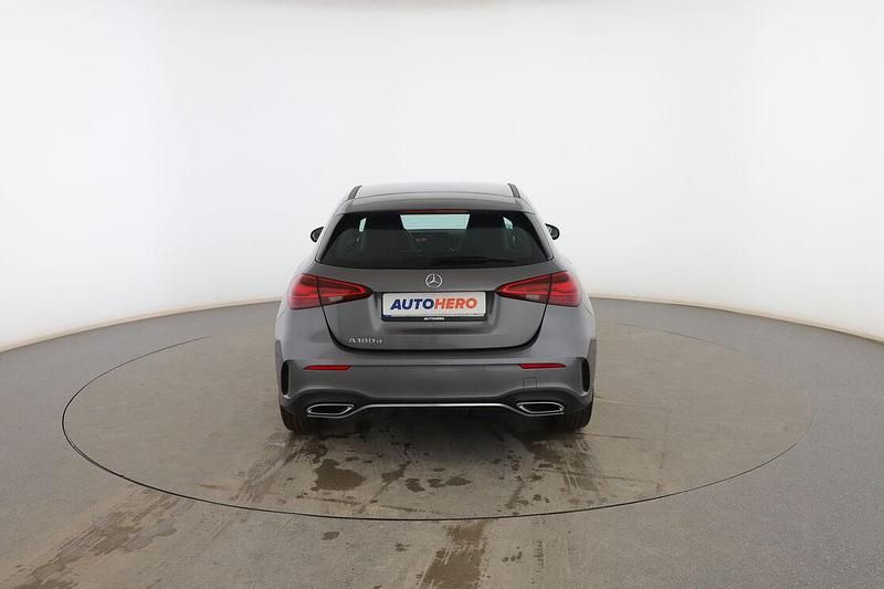 Usado Mercedes A180 AMG line 116 CV (85 kW) 2023 Gris Utilitario