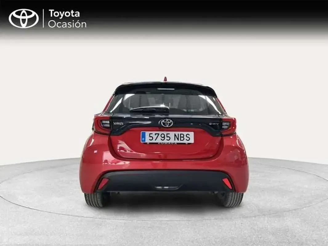 Usado Toyota Yaris Active 116 CV (85 kW) 2025 Rojo Utilitario