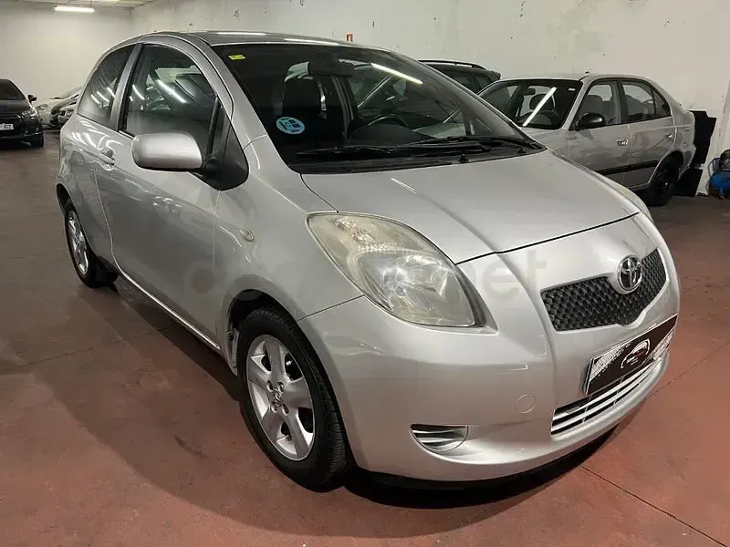 Usado Toyota Yaris Sol 87 CV (63 kW) 2006 Gris / plata Berlina