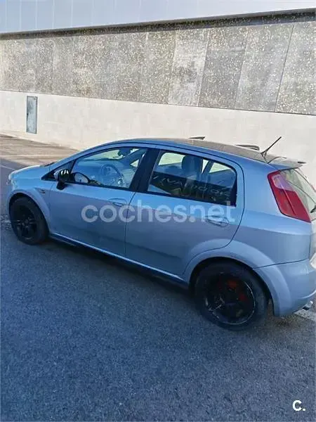 Usado Fiat Grande Punto Sport 90 CV (66 kW) 2007 Gris / plata Utilitario