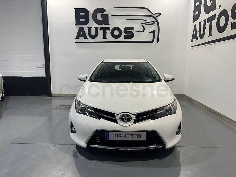 Usado Toyota Auris Advance 124 CV (91 kW) 2013 Blanco Berlina