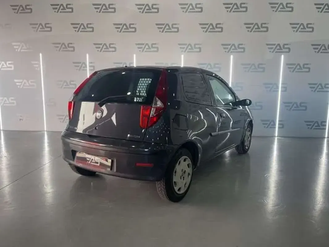 Usado Fiat Punto 90 CV (66 kW) 2004 Gris Utilitario