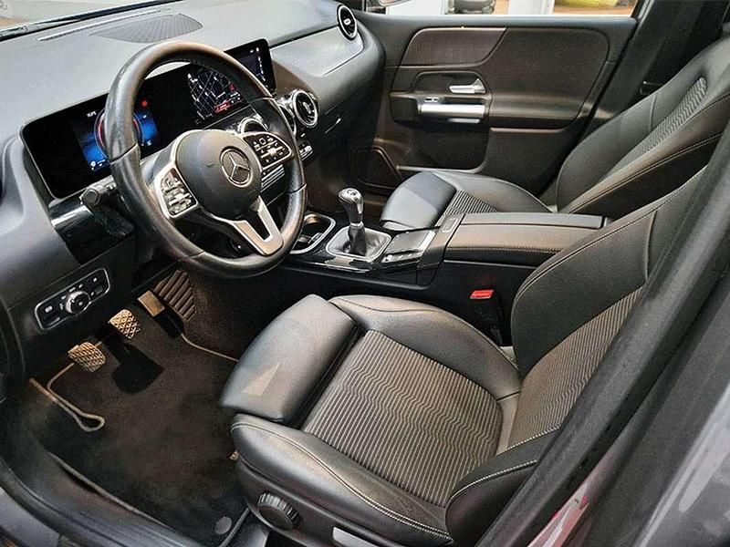 Usado Mercedes B180 116 CV (85 kW) 2020 Gris Monovolumen