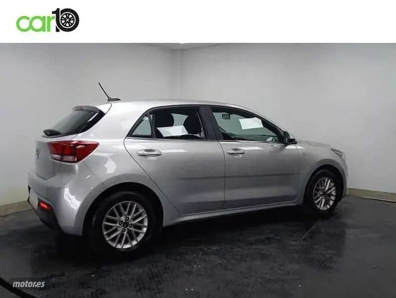 Usado Kia Rio Urban 84 CV (61 kW) 2020 Gris Berlina